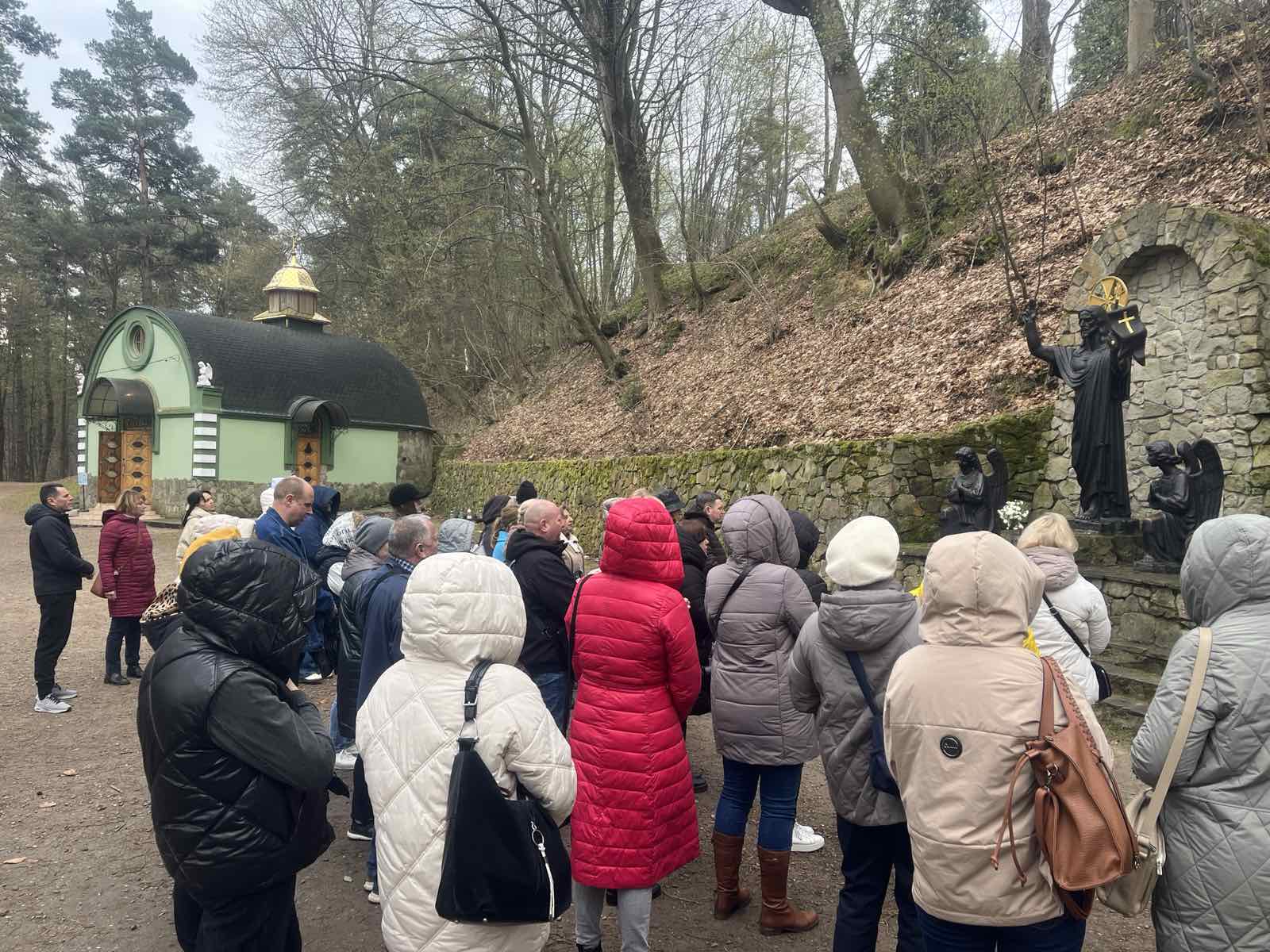  Біля каплиці Храму Господнього (Страдч).jpg